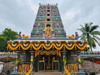 Obraz premium Colorful South Indian Temple Gopuram – Decorated Hindu Shrine Entrance with Floral Garlands Peddamma Temple (or Peddamma Gudi) in Jubilee Hills, Hyderabad