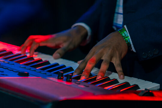 Dedos tocando el piano