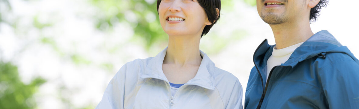 未来や希望、前を見つめるポジティブ夫婦の笑顔ポートレート、ランニングやスポーツや運動などの健康的なライフスタイルイメージ　顔無しのバナー