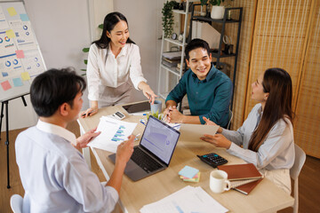 Obraz premium Business team collaborating on project during office meeting