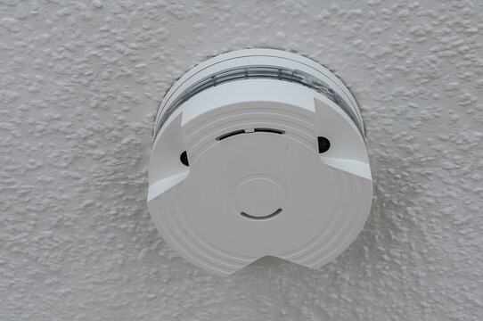 Rauchmelder an einer wei&szlig;en Decke als Brandschutzkonzept