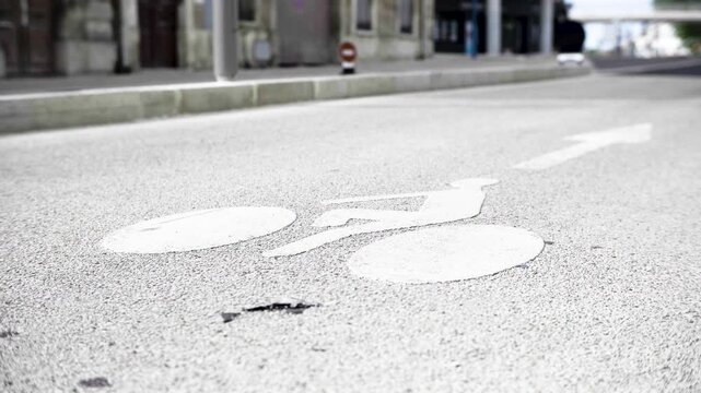 v&eacute;lo, piste cyclable, bicyclette, Grenoble, roule, route, voie, rue, voyage, trafic, transport, fl&egrave;che, signes, paysage, ciel, voiture, urbain, personne, texture, vitesse, vtt, ville, paris. High