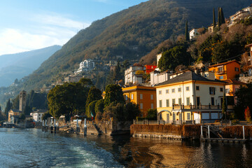 Obraz premium Buildings on a lakeside hill near Como Lake