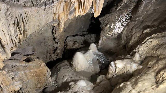Acqua che gocciola sulle stalagmiti di una caverna