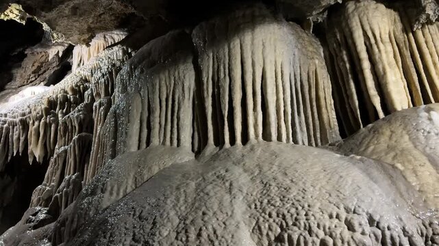Piccola cascata in una grotta