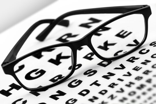 Sehkraft mit Brille und Sehtafel   Glasses and eysight chart