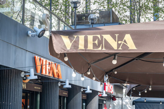 Viena Restaurant Terrace with Parasol and Decorative Lights, Barcelona, Spain