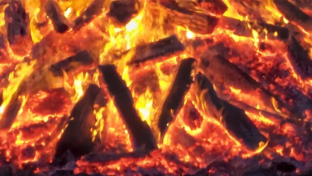 orangerot brennende Feuerglut von Lagerfeuer bei Nacht in Nahaufnahme