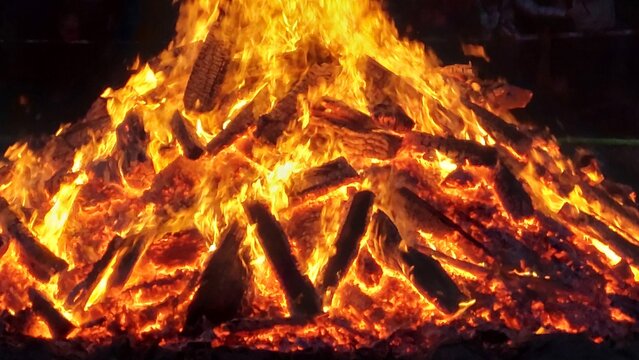 orangerot brennende Feuerglut von Lagerfeuer bei Nacht in Nahaufnahme
