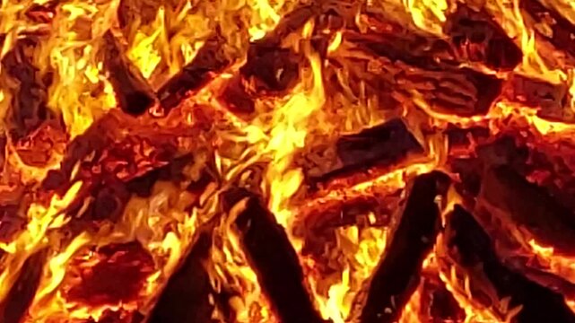 orangerote Glut von gro&szlig;em lagerfeuer mit gro&szlig;en Holzscheiten 