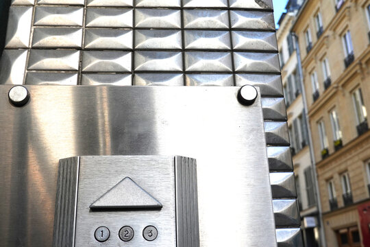 Clavier de digicode en m&eacute;tal sur des carreaux en carrelage