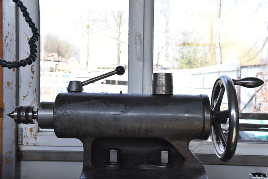 Industrial metal lathe tailstock assembly with handwheel and live center support