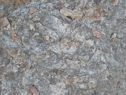 Texture di roccia grigio‑marrone con frammenti minerali irregolari e superficie ruvida, ideale per materiali PBR, rendering 3D e progetti architettonici realistici