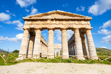 Obraz premium Temple of Segesta facade view in Sicily