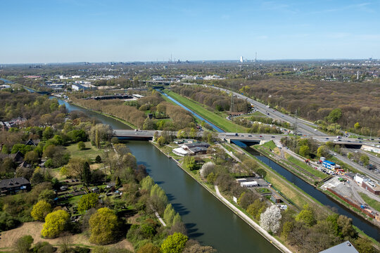 Luftaufnahme von Kanal, Stra&szlig;en und Landschaft in Oberhausen, Oberhausen, Nordrhein-Westfalen, Deutschland