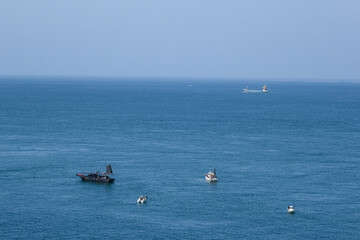 Obraz premium 淡路島の高台から見る瀬戸内海と釣り船