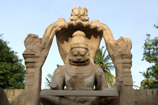statue of the lion man