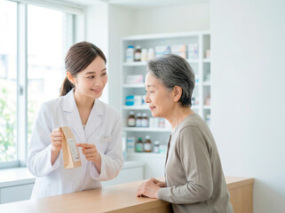Obraz premium 薬局で薬を渡す薬剤師と笑顔のシニア女性