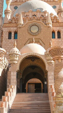 The ancient stone arch at the entrance to the mosque of the sahaba in sharm el sheikh stands as a landmark of religious architecture and history
