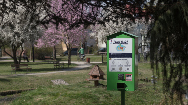 BIALOGARD, WEST POMERANIAN - POLAND - APRIL 18, 2026: FEEDING THE BIRDS IN THE CITY PARK - An educational device with a function of dispensing healthy food. Inscriptions on the device "Bird Buffet - H