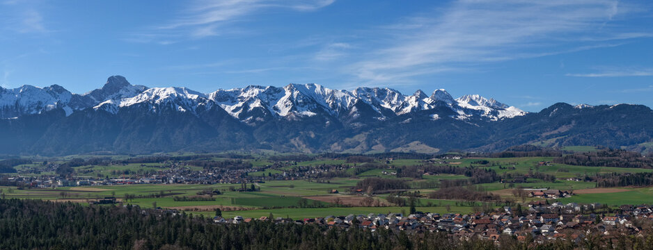 Vue panoramique sur les Alpes bernoises depuis Heimberg, pr&egrave;s de Thoune, en Suisse. Au premier plan, le plateau agricole du canton de Berne 
