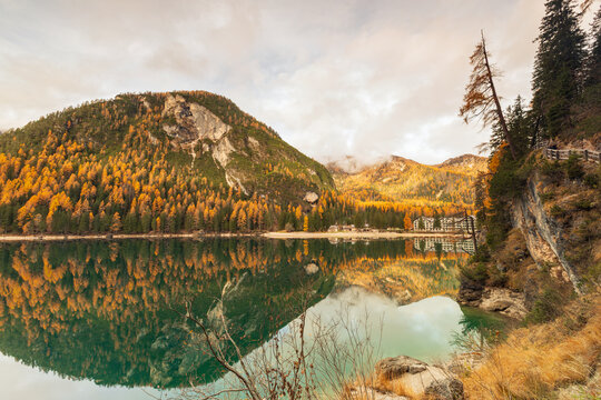  Il lago alpino di Braies in autunno, in val Fusteria in provincia di Bolzano. Dove &egrave; stata girata la serie televisiva un passo dal cielo con Terence Hill
