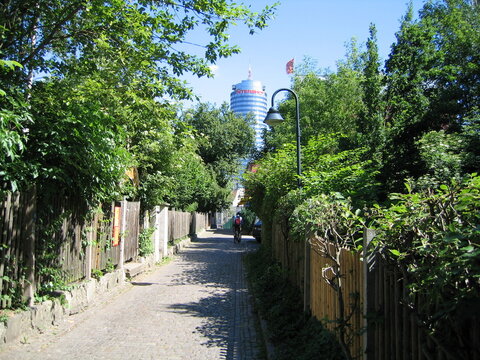 Gartenweg und Hochhaus Jentower in Jena