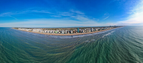 Panorama z lotu ptaka, wiosną. Lido di Jesolo to popularny, nowoczesny kurort nadmorski w północno-wschodnich Włoszech (Wenecja Euganejska). Słynie z 15-kilometrowej piaszczystej plaży i życia nocnego © Franciszek