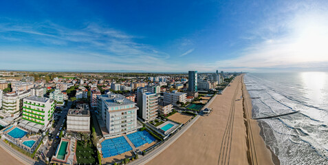 Panorama z lotu ptaka, wiosną. Lido di Jesolo to popularny, nowoczesny kurort nadmorski w północno-wschodnich Włoszech (Wenecja Euganejska). Słynie z 15-kilometrowej piaszczystej plaży i życia nocnego © Franciszek