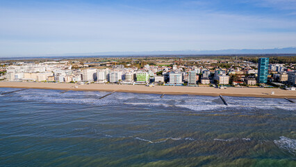 Panorama z lotu ptaka, wiosną. Lido di Jesolo to popularny, nowoczesny kurort nadmorski w północno-wschodnich Włoszech (Wenecja Euganejska). Słynie z 15-kilometrowej piaszczystej plaży i życia nocnego © Franciszek