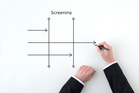 ビジネス分野におけるスクリーンニングのイメージ図を描くビジネスマン