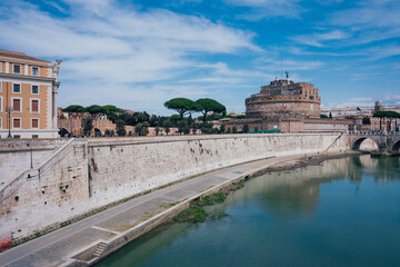 Rzym i rzeka Tyber z mostami i zabytkami. Panorama miasta w pogodny kwietniowy dzień. © Franciszek