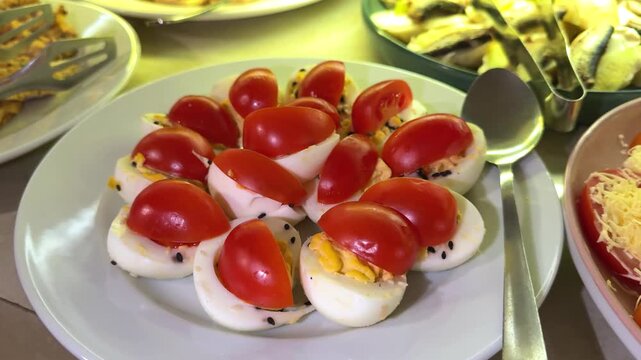 deviled eggs lettuce tomato egg oiled 