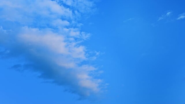 青空から暗雲へ変わる空のタイムラプス 天候悪化・不穏な背景素材