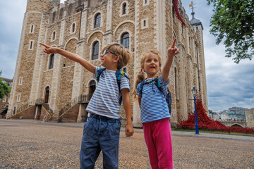 Obraz premium Happy kids discovering the historic Tower of London together