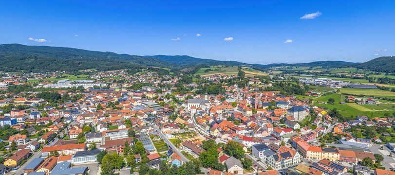 Die Stadt Furth im Wald in der Grenzregion zu Tschechien in Ostbayern aus der Vogelperspektive 