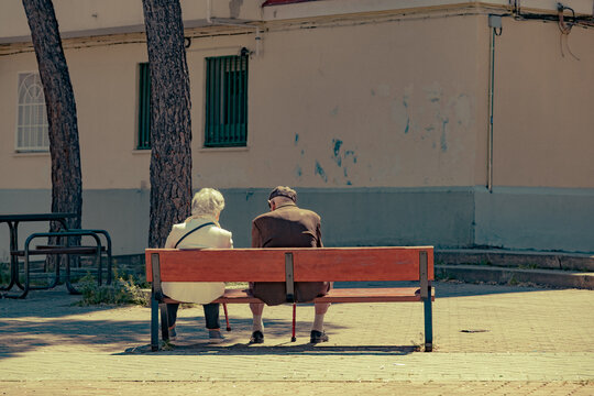 Una pareja de ancianos en un banco
