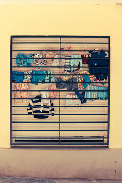 Ropa tendida para secarse en la ventana