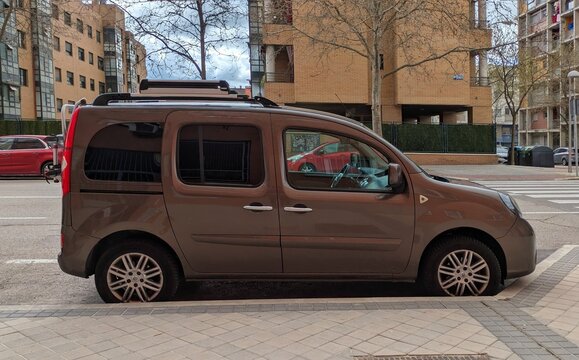 Vista lateral de una furgoneta de pasajeros Renault Kangoo Combi aparcada en una calle de Madrid, Espa&ntilde;a, 14 de marzo de 2026