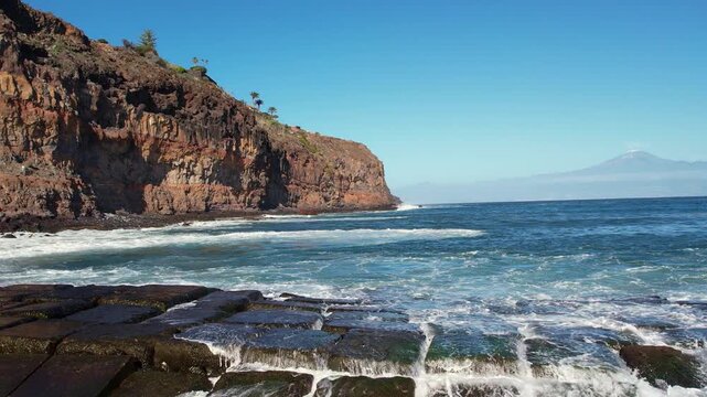 Der Strand Playa de la Cueva nahe der San Sebastian auf La Gomera mit Blick in Richtung Teide auf Teneriffa