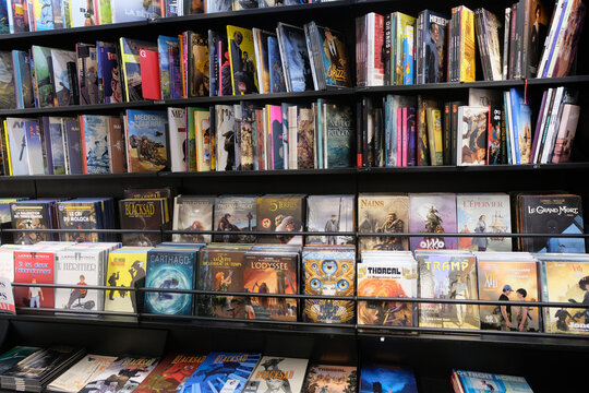 Vannes, France, 18 avril 2026 : Rayonnages de bandes dessin&eacute;es d'une librairie fran&ccedil;aise