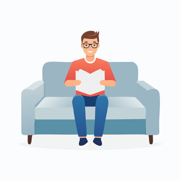 Homme souriant lisant un livre sur un canap&eacute;, porte des lunettes, arri&egrave;re plan blanc uni