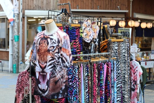 大阪名物のヒョウ柄の服