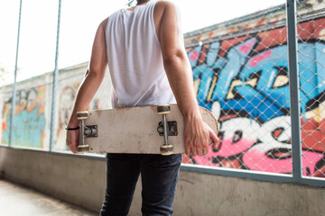 Urban skateboarder graffiti backdrop © Rawpixel.com
