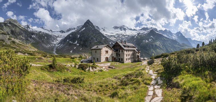 Berlin hut on the Berliner H&ouml;henweg, Steinmandl mountain peak, Waxeggkees and Hornkees glaciers, Zillertal Alps, Zillertal, Tyrol, Austria