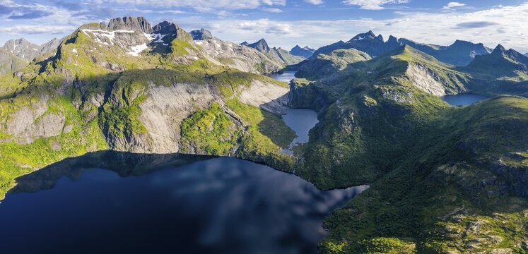 Luftaufnahme, Berglandschaft, Seen und Berge, Moskenes, Moskenes&ouml;y, Lofoten, Nordland, Norwegen