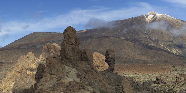 Pico del Teide, 3715m and Roques de Garcia, Teide National Park, Tenerife, Canary Islands, Spain