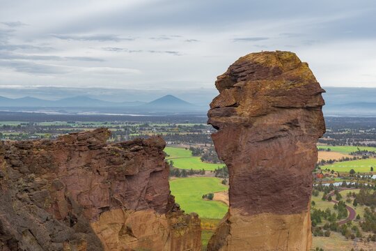 Rock formation, rock needle Monkey Face, back Mount Hood, Smith Rock State Park, Oregon, USA