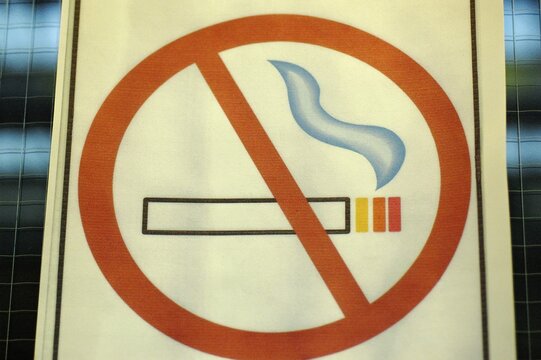 Sign sign " don`t smoke "