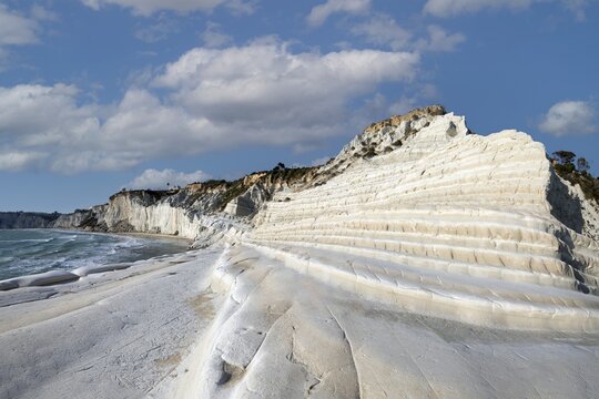 Scala dei Turchi, also Turk stairs, rocks, sedimentary rock, limestone blossoming, efflorescent, also marl, limestone, monumental, white, radiant, bizarre, steps, cliffs near the municipality of Realmonte, Lido Rosello, Agrigento Free Community Consortium, Southern Sicily, Sicily, Italy